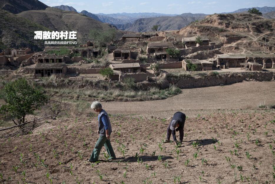 凋敝的村庄:葬礼上的艳舞(图1)