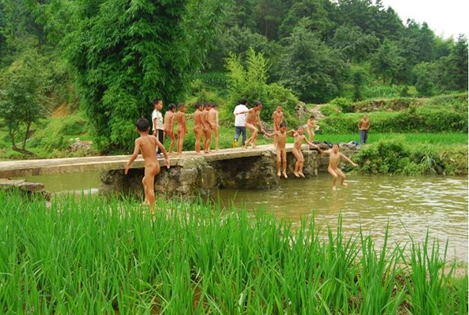 真怀念农村孩子凫水的画面(图8)