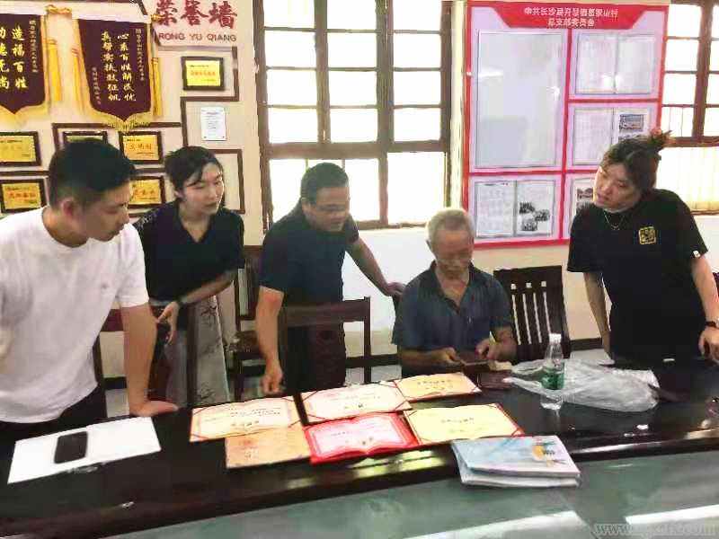 资讯｜深入村庄调研 了解民情动态(图2)